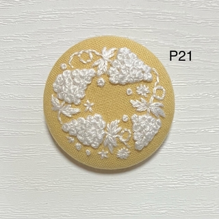 【P21】葡萄とお花リース刺繍ブローチ くるみボタン ハンドメイド 秋(コサージュ/ブローチ)