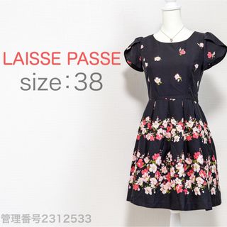 レッセパッセ(LAISSE PASSE)のLAISSE PASSE フレンチスリーブ　フラワープリント　ひざ丈ワンピース(ひざ丈ワンピース)