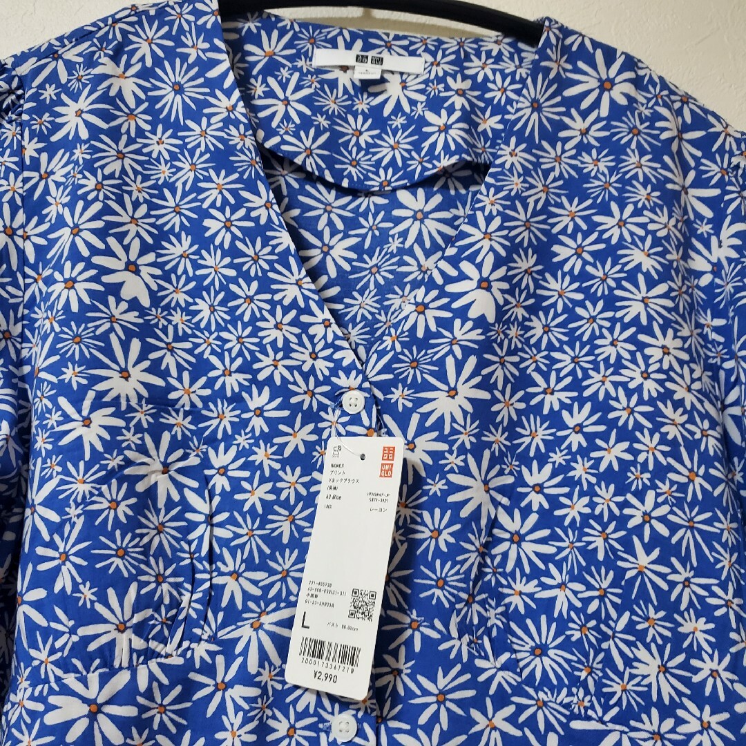 UNIQLO(ユニクロ)のゆん様専用(新品タグ付き)ユニクロ プリントVネックブラウス 長袖 L レディースのトップス(シャツ/ブラウス(長袖/七分))の商品写真