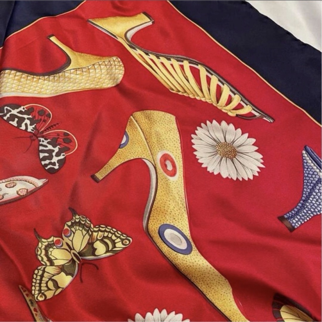 Salvatore Ferragamo(サルヴァトーレフェラガモ)のフェラガモ　大判　シルクスカーフ　イタリア製 レディースのファッション小物(バンダナ/スカーフ)の商品写真