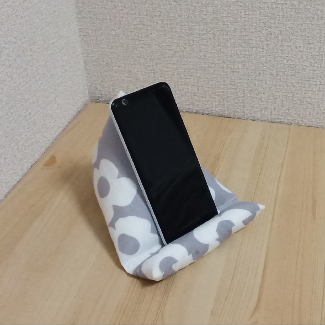 スマホクッション 北欧柄 スマホスタンド ハンドメイド ハンドメイドのスマホケース/アクセサリー(その他)の商品写真