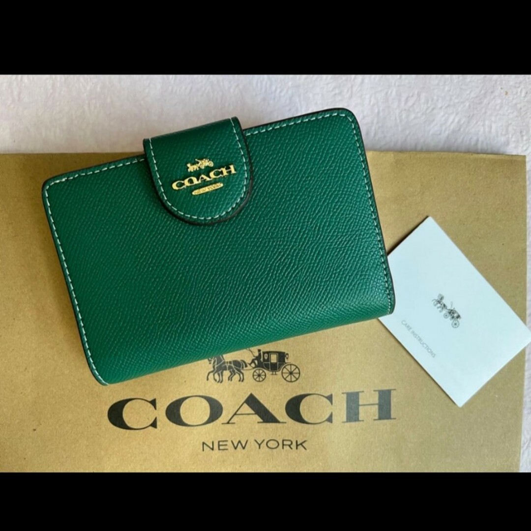 COACH(コーチ)の新品　COACH　二つ折り財布　グリーン　ワンポイント　レザー　小銭入れ有 レディースのファッション小物(財布)の商品写真