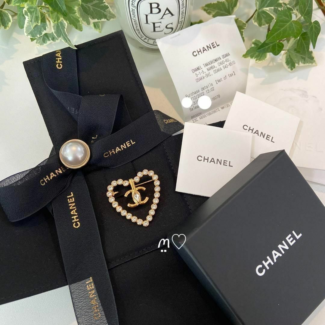 CHANEL(シャネル)の新品未使用品　CHANEL　シャネル　ハートココマークブローチ　クルーズ レディースのアクセサリー(ブローチ/コサージュ)の商品写真