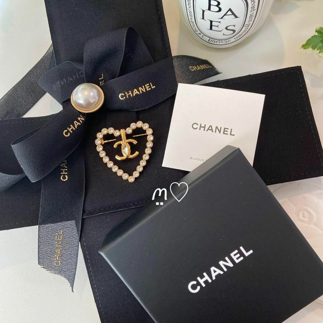 CHANEL(シャネル)の新品未使用品　CHANEL　シャネル　ハートココマークブローチ　クルーズ レディースのアクセサリー(ブローチ/コサージュ)の商品写真