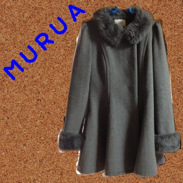 MURUA(ムルーア)のMURUAスリーブファー付フレアコート レディースのジャケット/アウター(毛皮/ファーコート)の商品写真