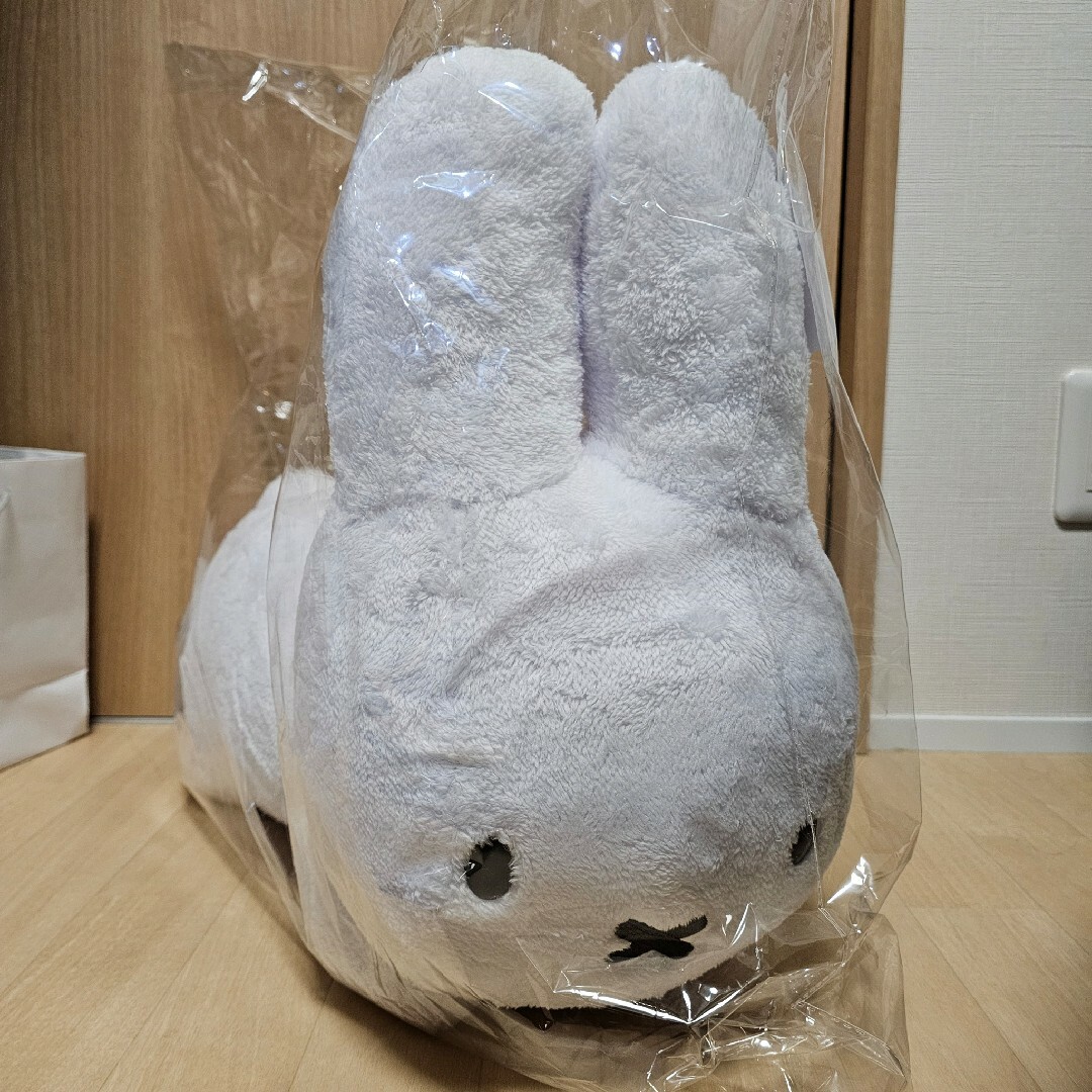 miffy(ミッフィー)の【azuki様専用】ミッフィータイトーくじA賞　特大サイズぬいぐるみうさぎ エンタメ/ホビーのおもちゃ/ぬいぐるみ(ぬいぐるみ)の商品写真