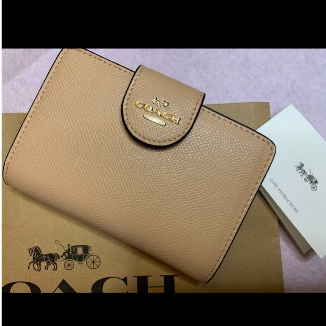 COACH(コーチ)の新品　COACH　二つ折り財布　小銭入れ有　ベージュ　ワンポイント　レザー レディースのファッション小物(財布)の商品写真