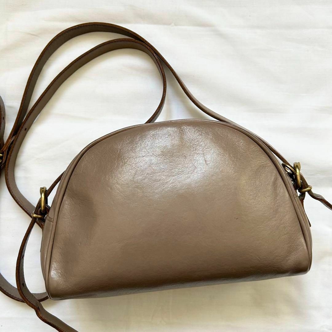 IL BISONTE(イルビゾンテ)の✨美品✨大人気　イルビゾンテ　ショルダーバッグ　レザー　グレージュ　ハーフムーン レディースのバッグ(ショルダーバッグ)の商品写真