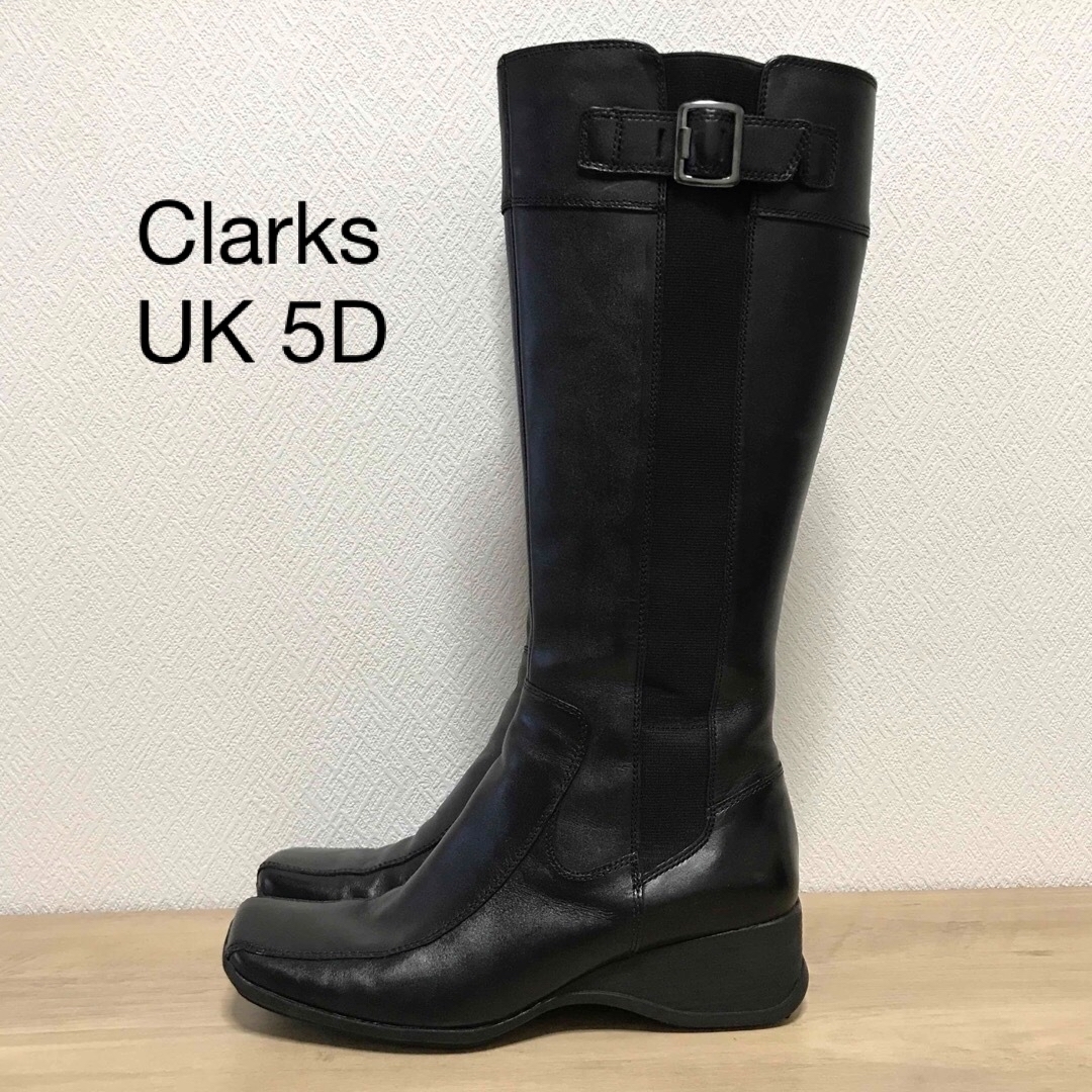 Clarks(クラークス)のClarks ロングブーツ サイドゴア サイドジップ ベルトスタッズ レディースの靴/シューズ(ブーツ)の商品写真