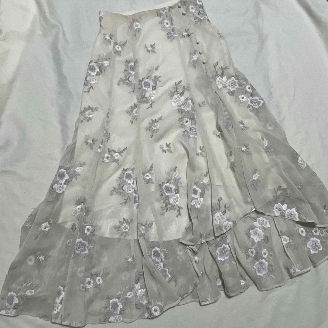 MERCURYDUO(マーキュリーデュオ)のMERCURYDUO フラワー刺繍スカート(ボタン不良) レディースのスカート(ひざ丈スカート)の商品写真