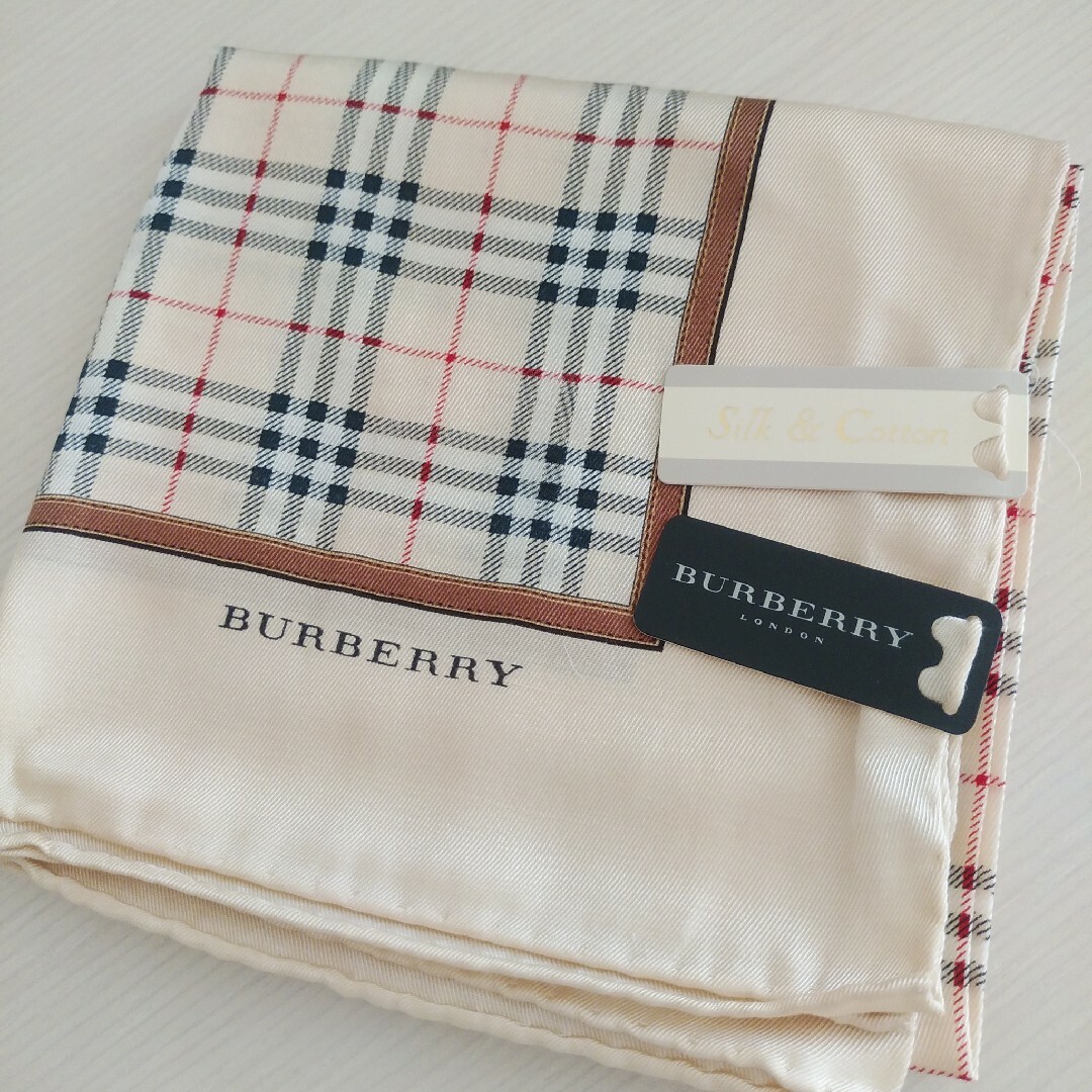 BURBERRY(バーバリー)の新品未使用　BURBERRY　バーバリーハンカチ レディースのファッション小物(ハンカチ)の商品写真