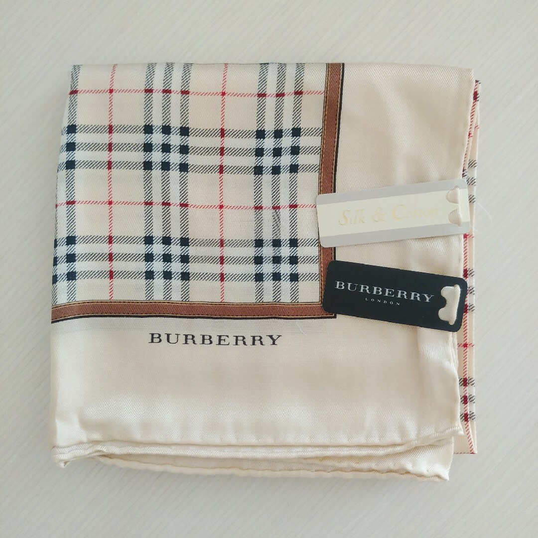 BURBERRY(バーバリー)の新品未使用　BURBERRY　バーバリーハンカチ レディースのファッション小物(ハンカチ)の商品写真