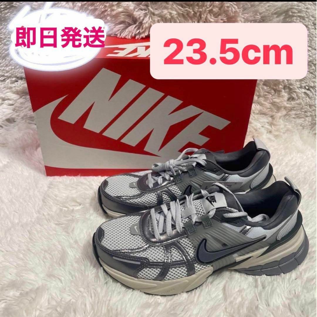 ずっと真夜中でいいのに。ACAね着用 NIKE V2K RUN 23.5cm | フリマアプリ ラクマ