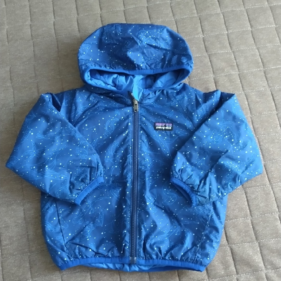 patagonia(パタゴニア)のパタゴニア 中綿ブルゾン リバーシブルパフボールジャケット キッズ/ベビー/マタニティのベビー服(~85cm)(ジャケット/コート)の商品写真