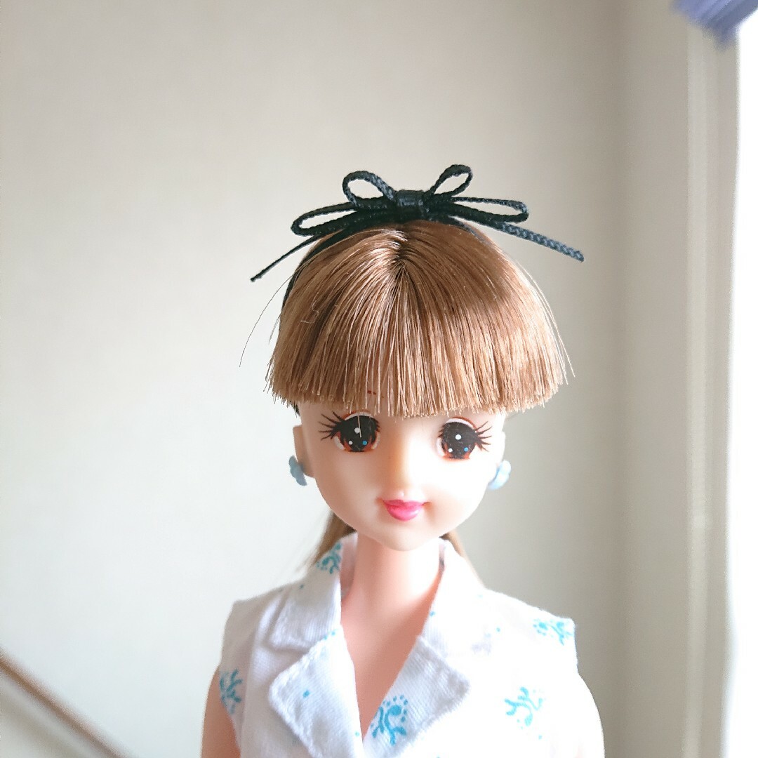 Takara Tomy(タカラトミー)の【ハンドメイド】22&27cmドール アウトフィット 黒 リボン ヘアアクセ ハンドメイドのぬいぐるみ/人形(人形)の商品写真