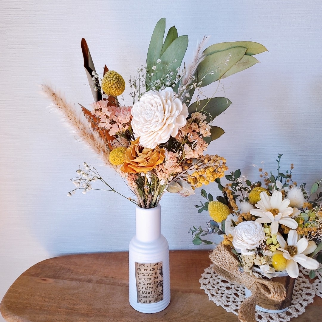 ホワイト花瓶&ミモザとナチュラルドライフラワーブーケアレンジドライフラワー花束 ハンドメイドのフラワー/ガーデン(ドライフラワー)の商品写真