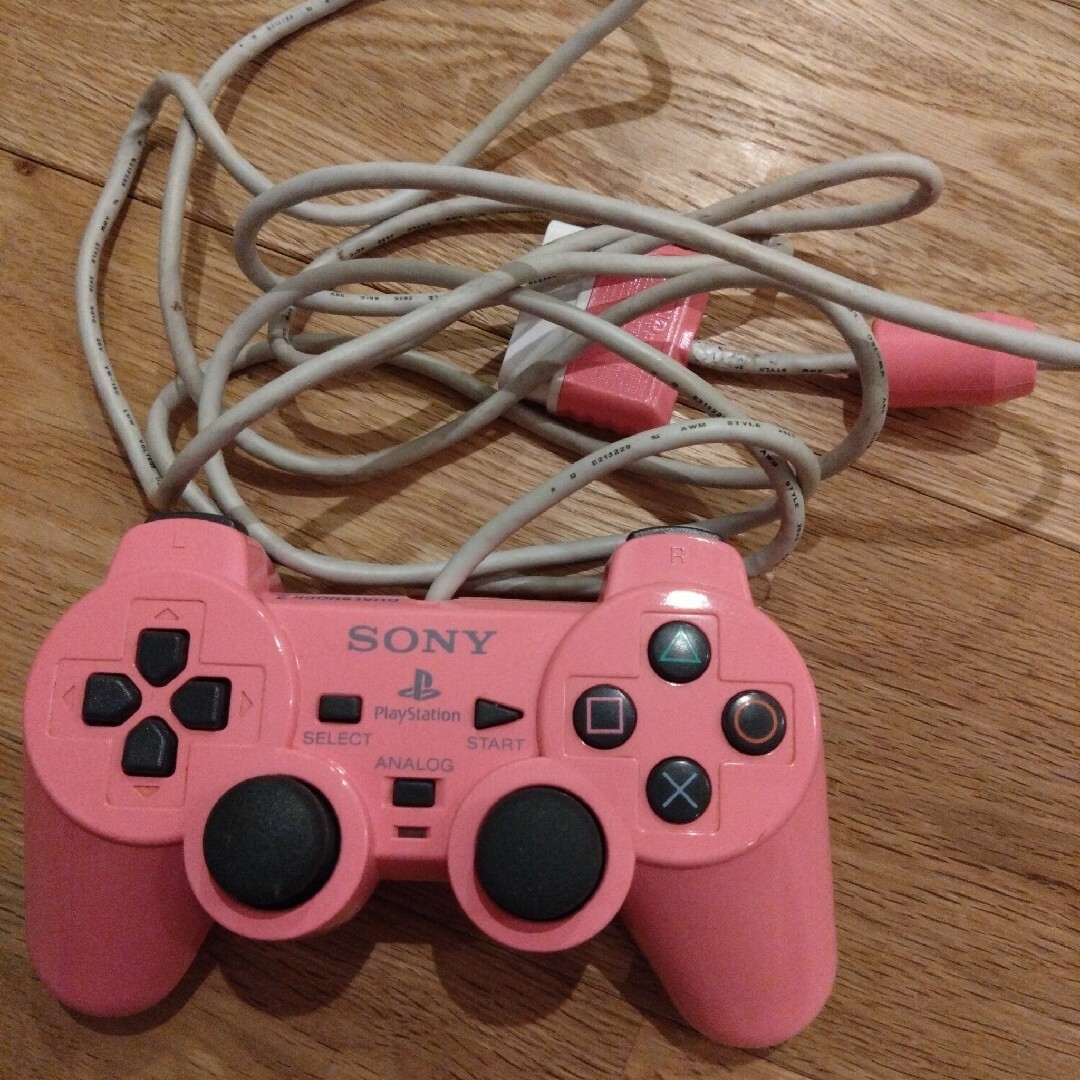 PlayStation2(プレイステーション2)のPS2　プレイステーション2　ピンク　SCPH-77000 PK　pink エンタメ/ホビーのゲームソフト/ゲーム機本体(家庭用ゲーム機本体)の商品写真
