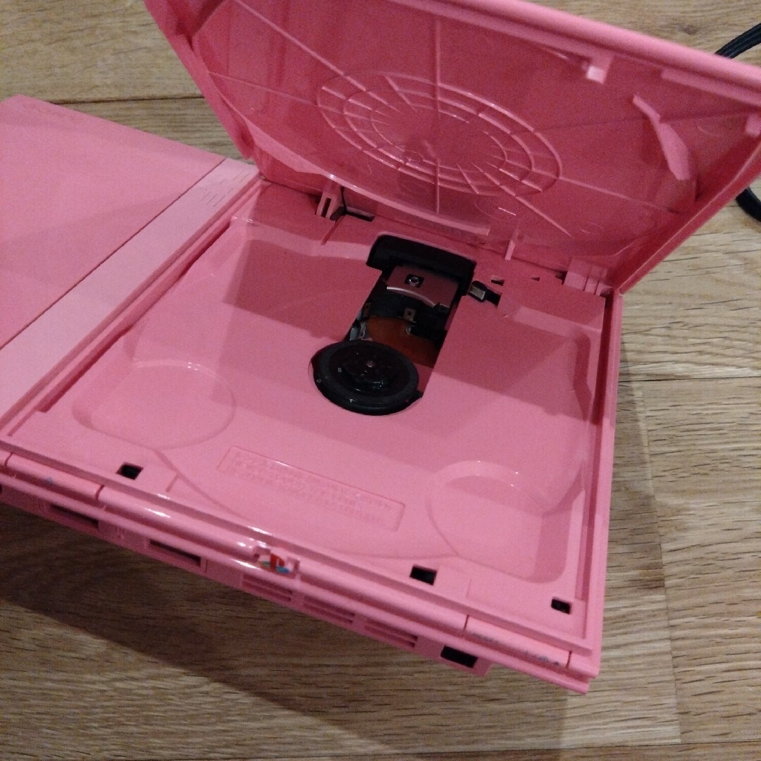 PlayStation2(プレイステーション2)のPS2　プレイステーション2　ピンク　SCPH-77000 PK　pink エンタメ/ホビーのゲームソフト/ゲーム機本体(家庭用ゲーム機本体)の商品写真