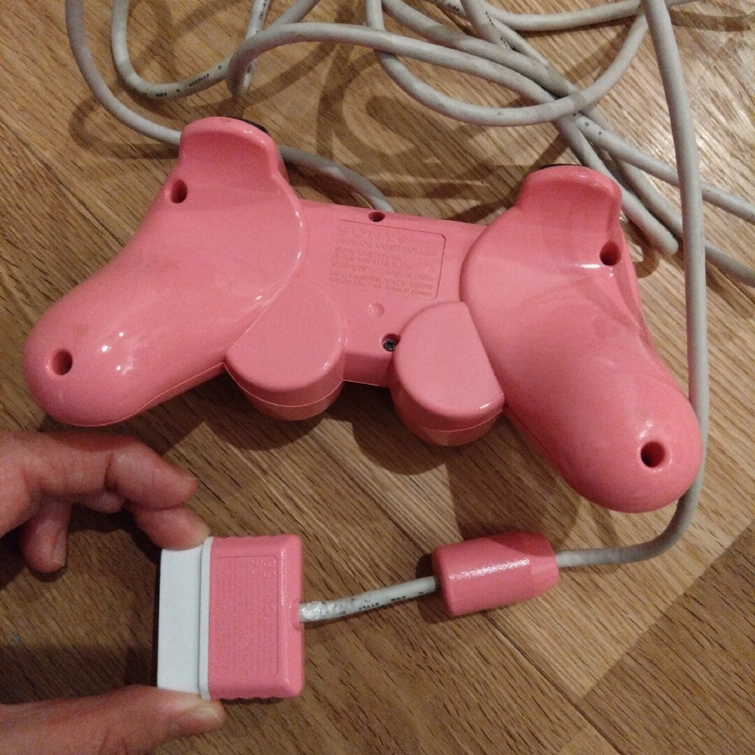 PlayStation2(プレイステーション2)のPS2　プレイステーション2　ピンク　SCPH-77000 PK　pink エンタメ/ホビーのゲームソフト/ゲーム機本体(家庭用ゲーム機本体)の商品写真