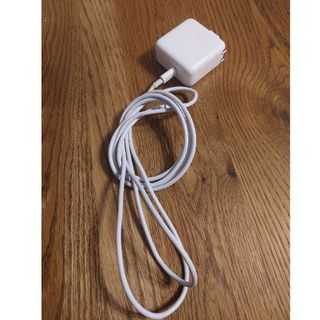 マック(Mac (Apple))のMAC 充電器 type-c 純正品(バッテリー/充電器)