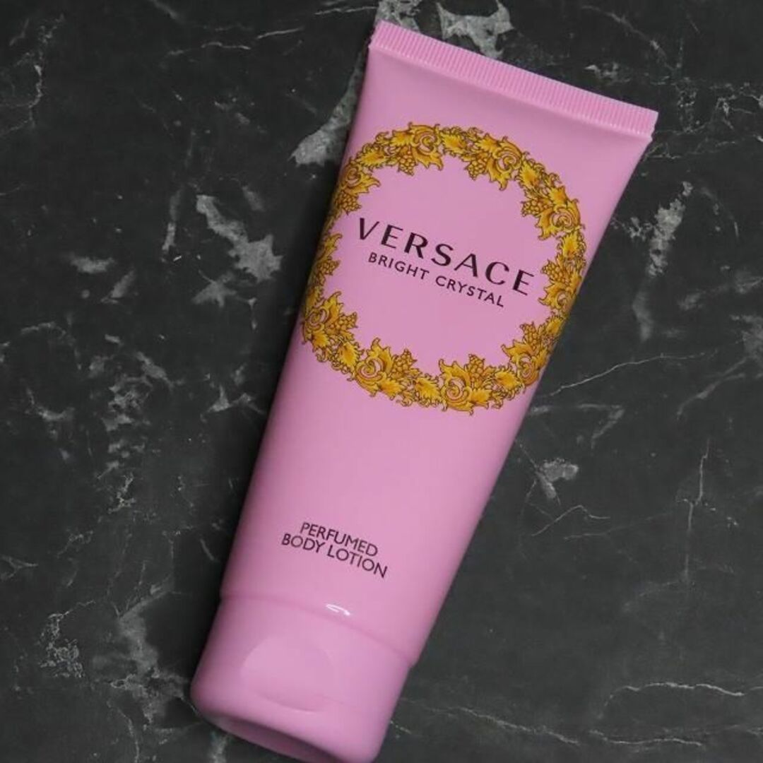 VERSACE(ヴェルサーチ)のVERSACEボディーローション保湿化粧品ブライトクリスタル香水ヴェルサーチェ コスメ/美容のボディケア(ボディローション/ミルク)の商品写真