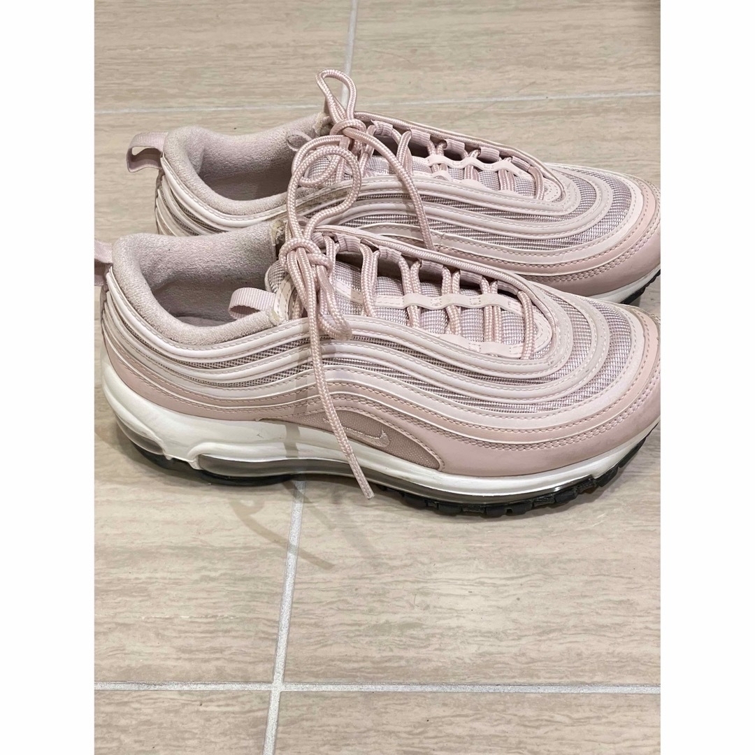 NIKE(ナイキ)のNIKE AIR MAX97 ベアリーローズ ブラックソール レディースの靴/シューズ(スニーカー)の商品写真