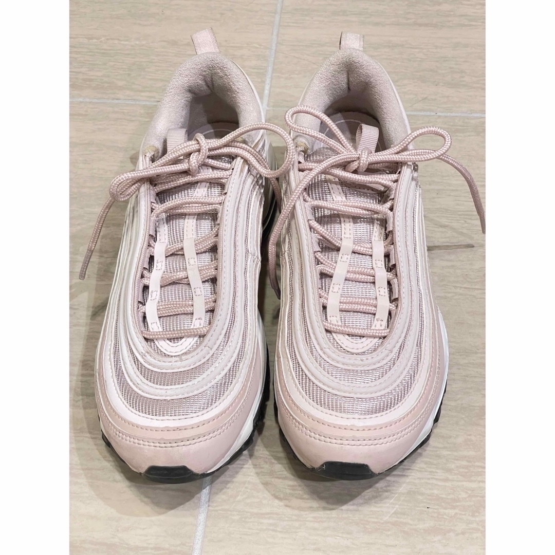 NIKE(ナイキ)のNIKE AIR MAX97 ベアリーローズ ブラックソール レディースの靴/シューズ(スニーカー)の商品写真