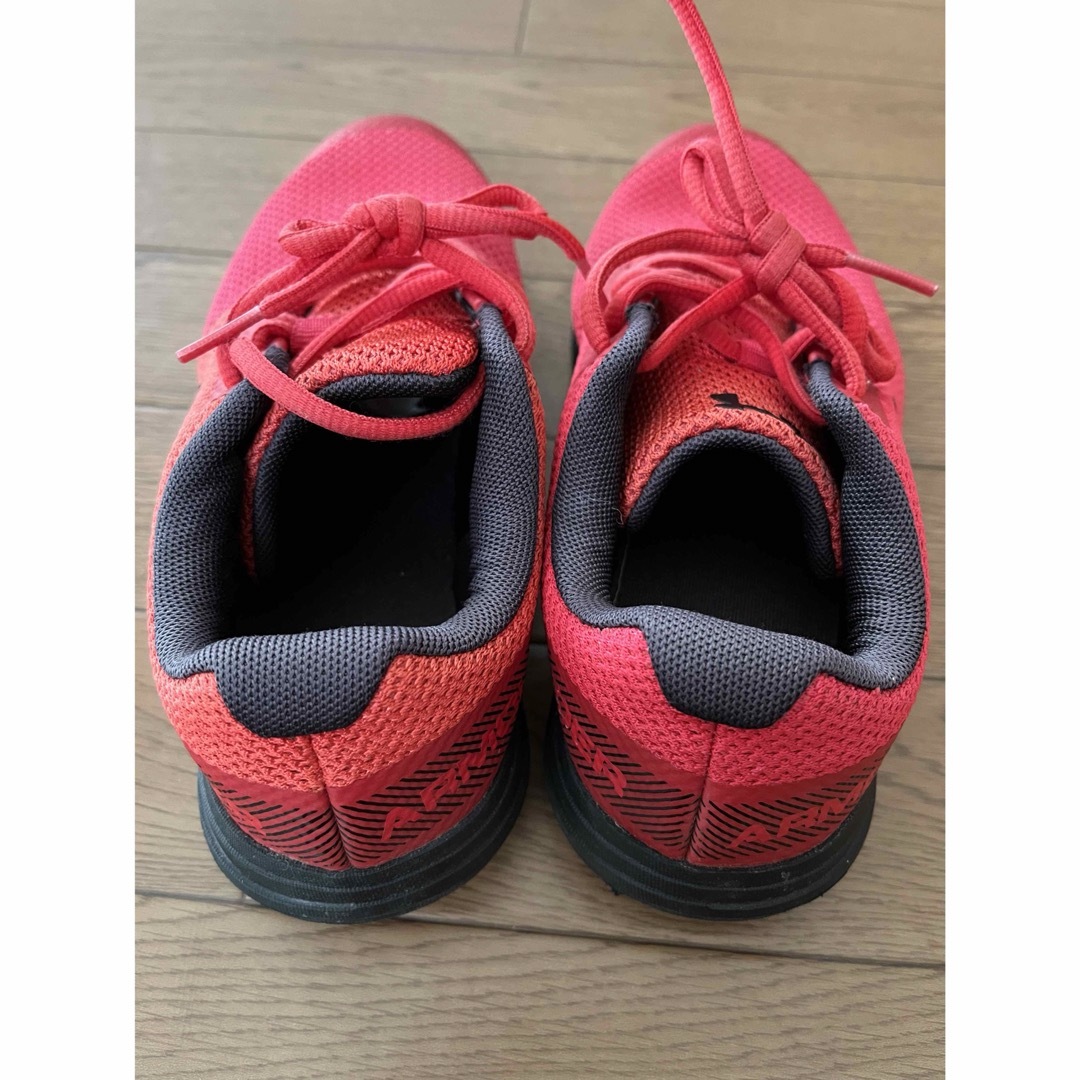 UNDER ARMOUR(アンダーアーマー)のスニーカー24センチアンダーアーマー キッズ/ベビー/マタニティのキッズ靴/シューズ(15cm~)(スニーカー)の商品写真