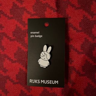 ミッフィー(miffy)のオランダアムステルダム国立美術館限定　ミッフィー平和ピンバッヂ(アート/エンタメ)