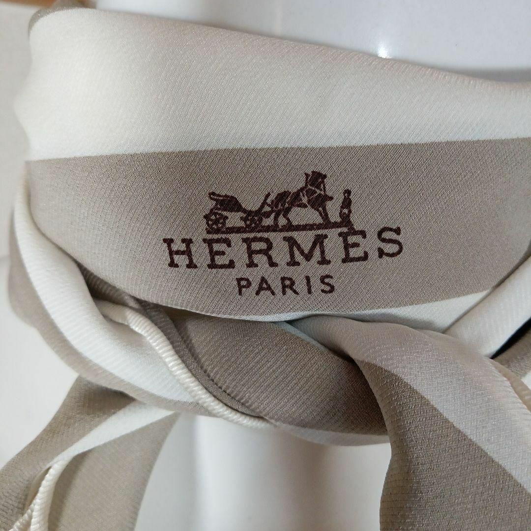 Hermes(エルメス)のⅤ107美品　エルメス　ロザンジュ　ひし形スカーフ　馬車柄　ボーダー　アイボリー レディースのファッション小物(バンダナ/スカーフ)の商品写真