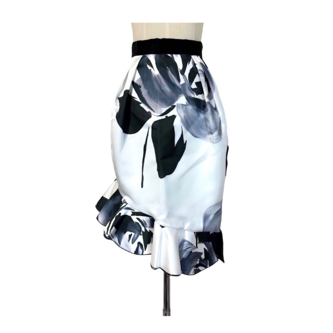 BARNEYS NEW YORK(バーニーズニューヨーク)の新品未使用 定価14万 NYコレクション 裾フリルアシンメトリーコクーンスカート レディースのスカート(ひざ丈スカート)の商品写真