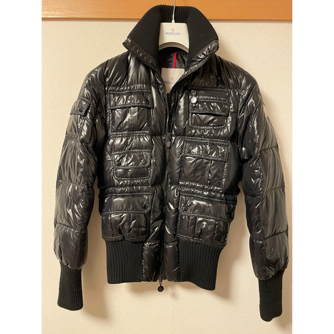 MONCLER(モンクレール)の【美品】モンクレール ダウン ショート丈 正規 黒 サイズ1 メンズのジャケット/アウター(ダウンジャケット)の商品写真