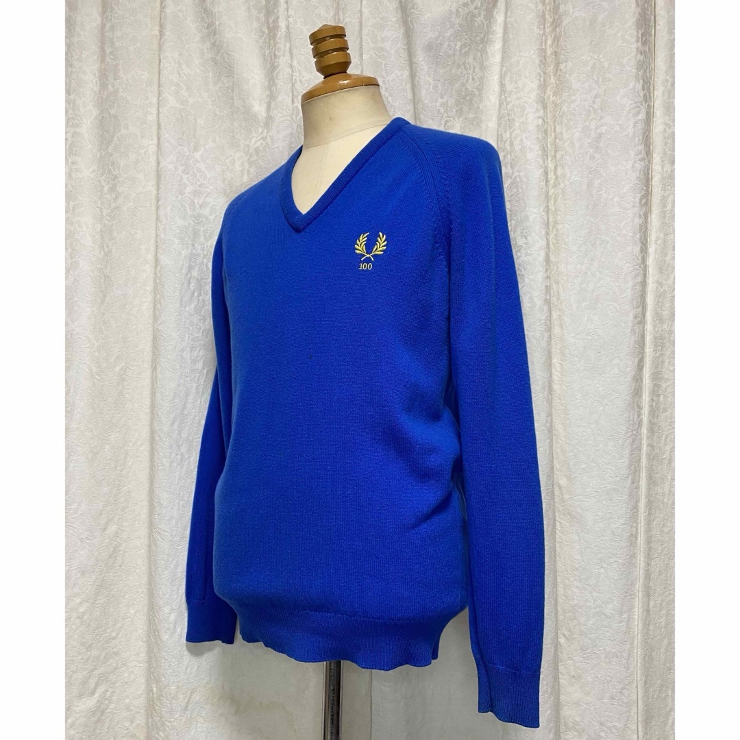 FRED PERRY(フレッドペリー)のフレッド ペリー  ブルー ニット FRED PERRY 100周年 M メンズのトップス(ニット/セーター)の商品写真