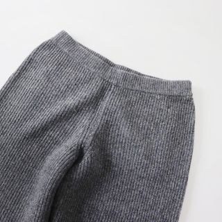 エリオポール(heliopole)のエリオポール HELIOPOLE MIDDLE GAUGE SIDE SLIT PANTS 36/チャコールグレー ニットボトムス カシミヤ混 ロング イージー【2400013713856】(その他)