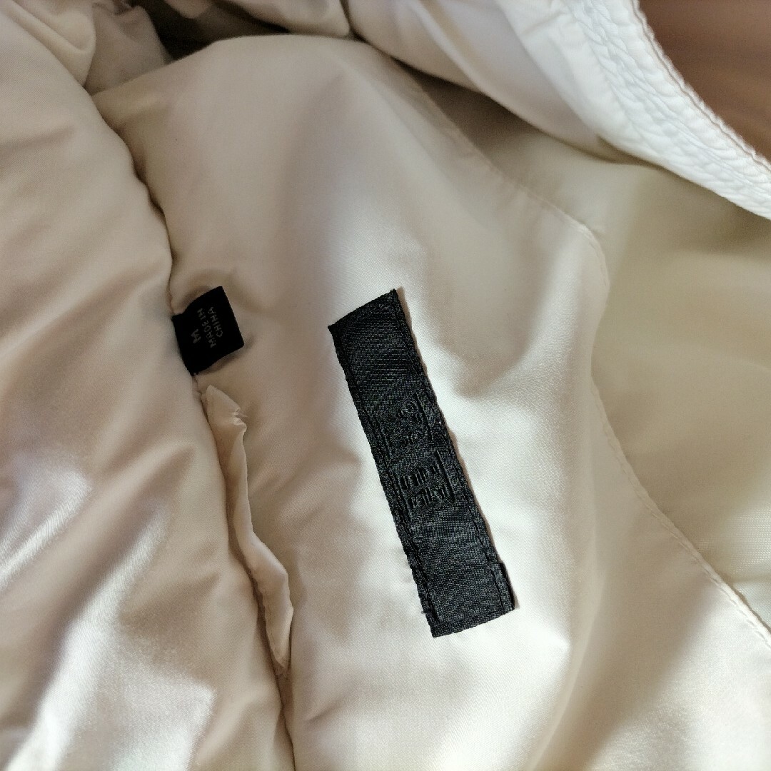 UNIQLO(ユニクロ)のユニクロ　白い　ダウンコート　膝丈 レディースのジャケット/アウター(ダウンコート)の商品写真
