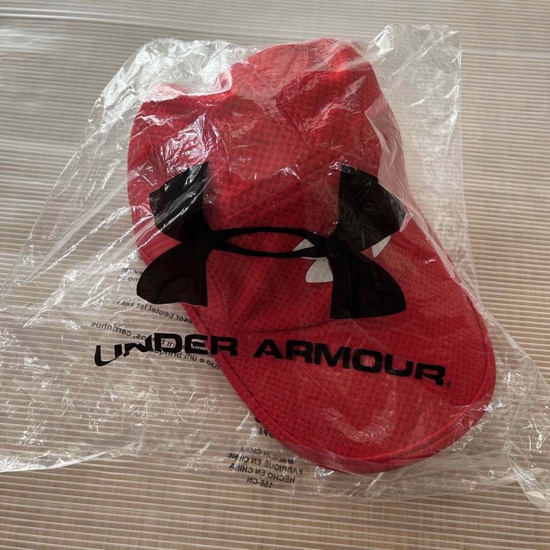 UNDER ARMOUR(アンダーアーマー)のUNDER ARMOUR キャップ　赤 メンズの帽子(キャップ)の商品写真