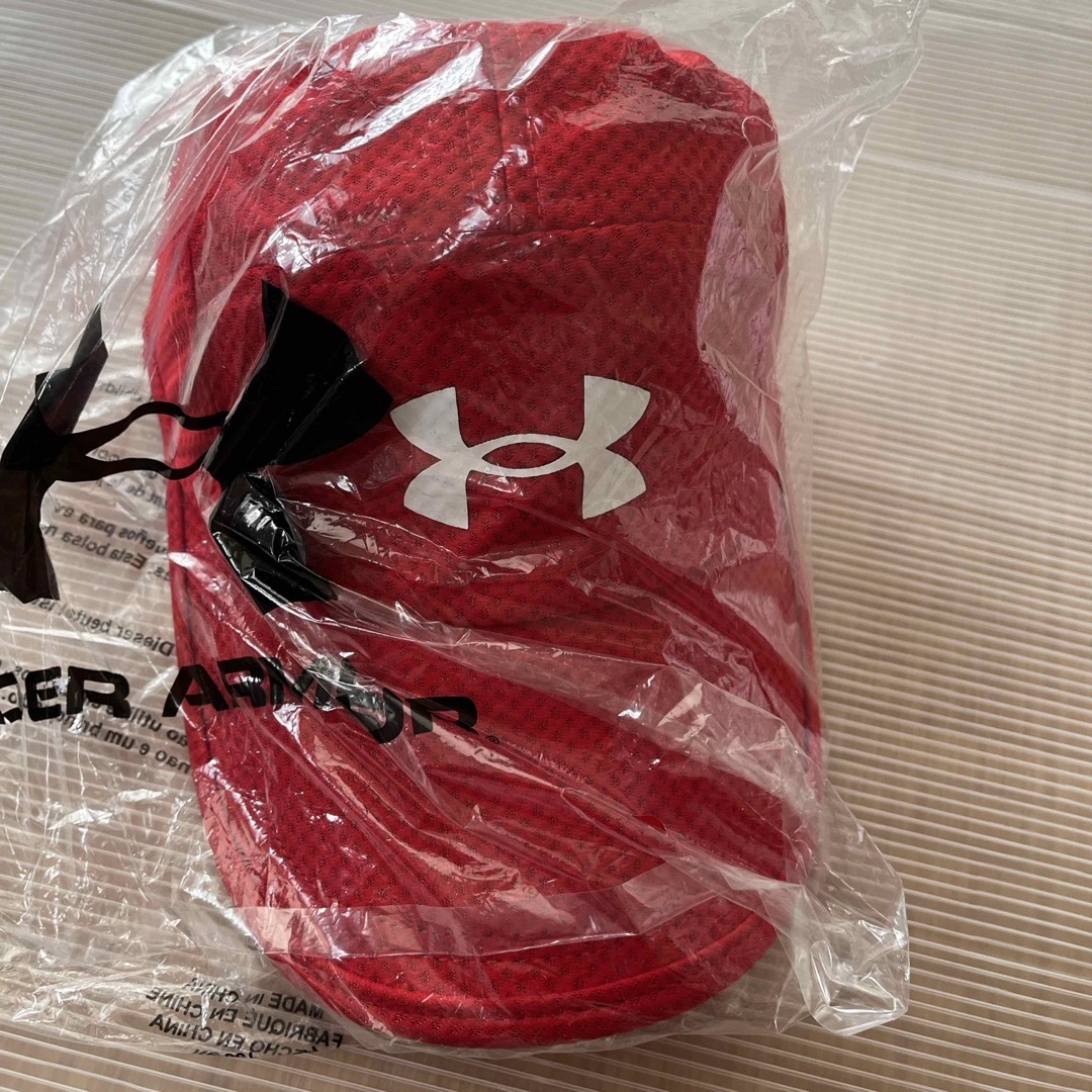 UNDER ARMOUR(アンダーアーマー)のUNDER ARMOUR キャップ　赤 メンズの帽子(キャップ)の商品写真