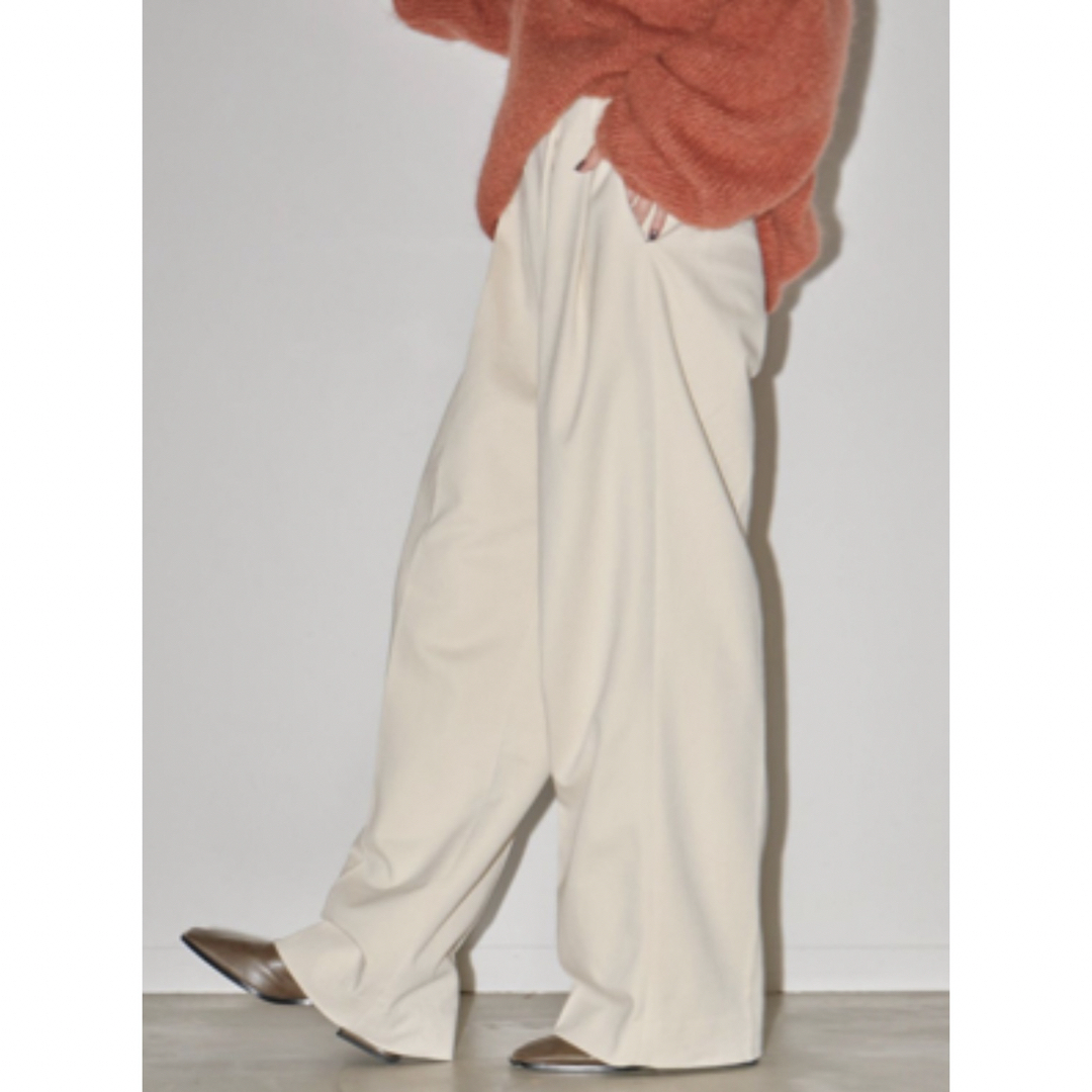 TODAYFUL(トゥデイフル)のTODAYFUL Peachskin Tuck Trousers レディースのパンツ(カジュアルパンツ)の商品写真