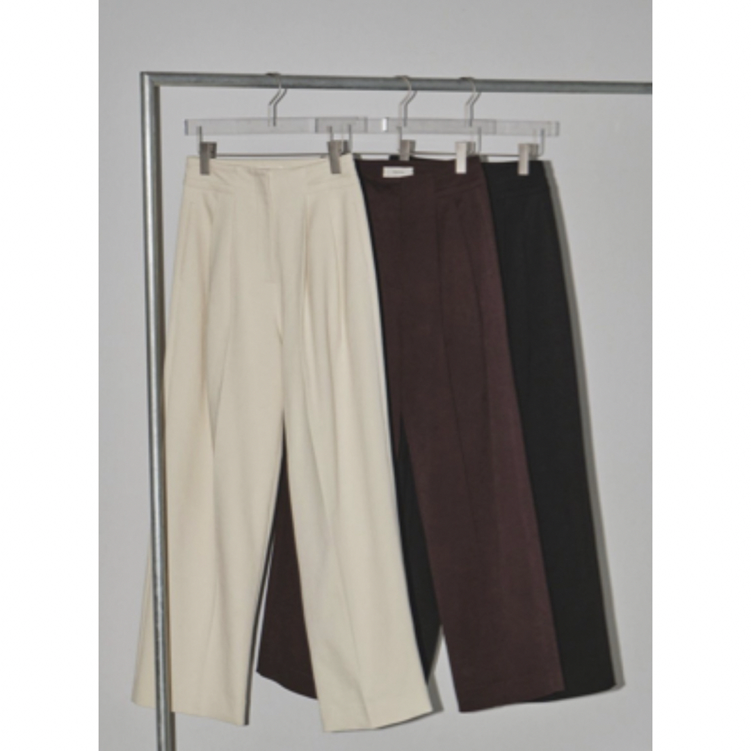 TODAYFUL(トゥデイフル)のTODAYFUL Peachskin Tuck Trousers レディースのパンツ(カジュアルパンツ)の商品写真