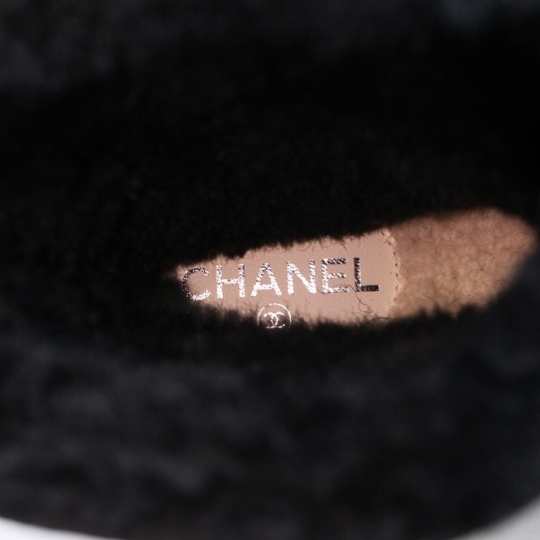 CHANEL(シャネル)のシャネル ムートン ショートブーツ チェーン ココマーク 34C 22cm 黒 レディースの靴/シューズ(ブーツ)の商品写真