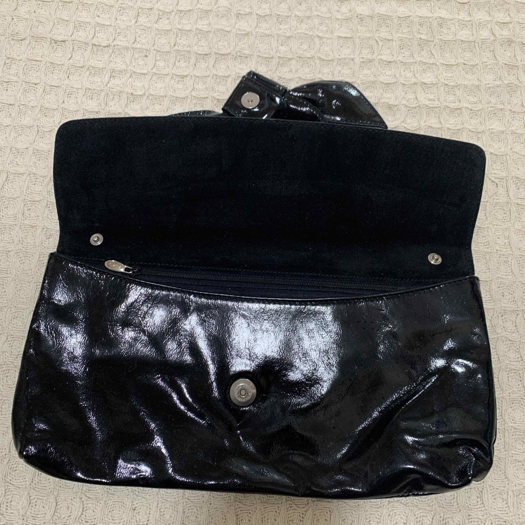 Furla(フルラ)のFURLA  黒のエナメルのリボンクラッチバッグ レディースのバッグ(クラッチバッグ)の商品写真