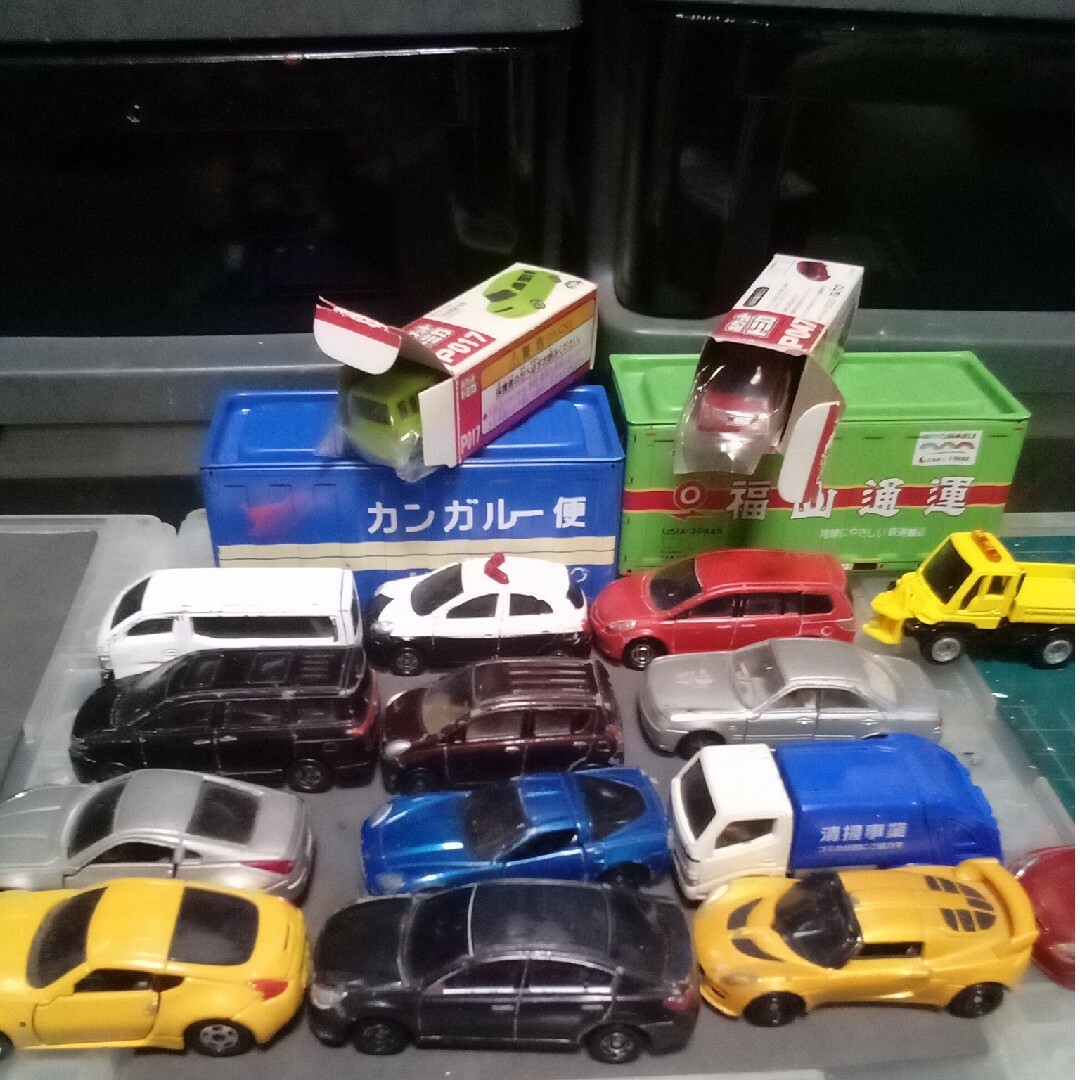 Takara Tomy(タカラトミー)のトミカ　お子さん の おもちゃ 車 16台 エンタメ/ホビーのおもちゃ/ぬいぐるみ(ミニカー)の商品写真