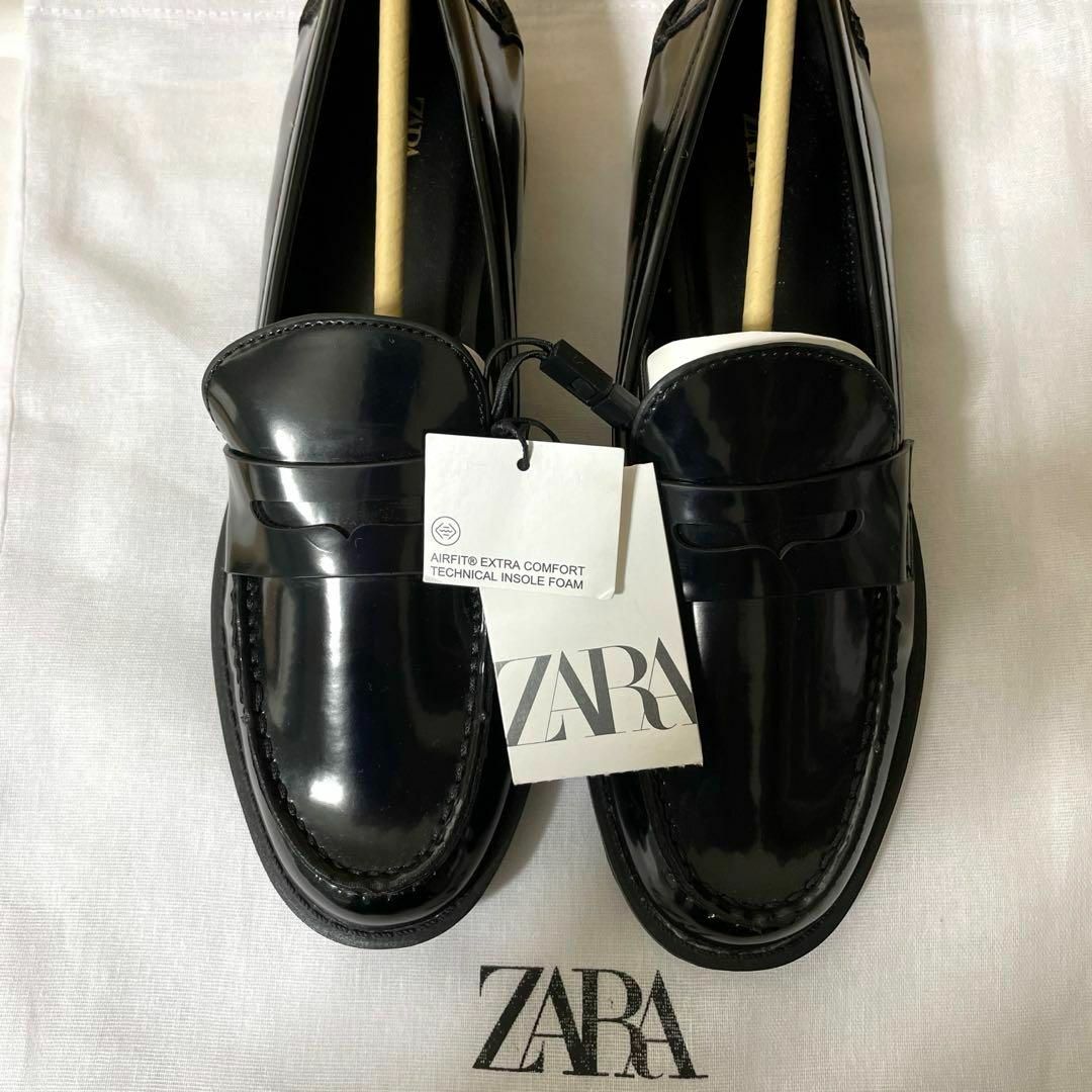 ZARA(ザラ)のZARA パテントレザーフィニッシュ ローファー 37 レディースの靴/シューズ(ローファー/革靴)の商品写真