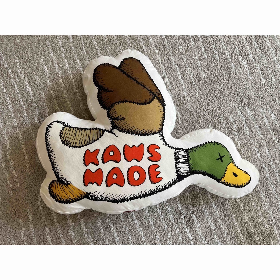 HUMAN MADE(ヒューマンメイド)のHUMAN MADE kaws クッション インテリア/住まい/日用品のインテリア小物(クッション)の商品写真