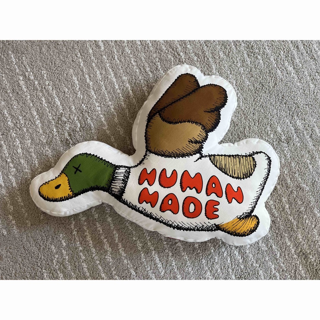 HUMAN MADE(ヒューマンメイド)のHUMAN MADE kaws クッション インテリア/住まい/日用品のインテリア小物(クッション)の商品写真