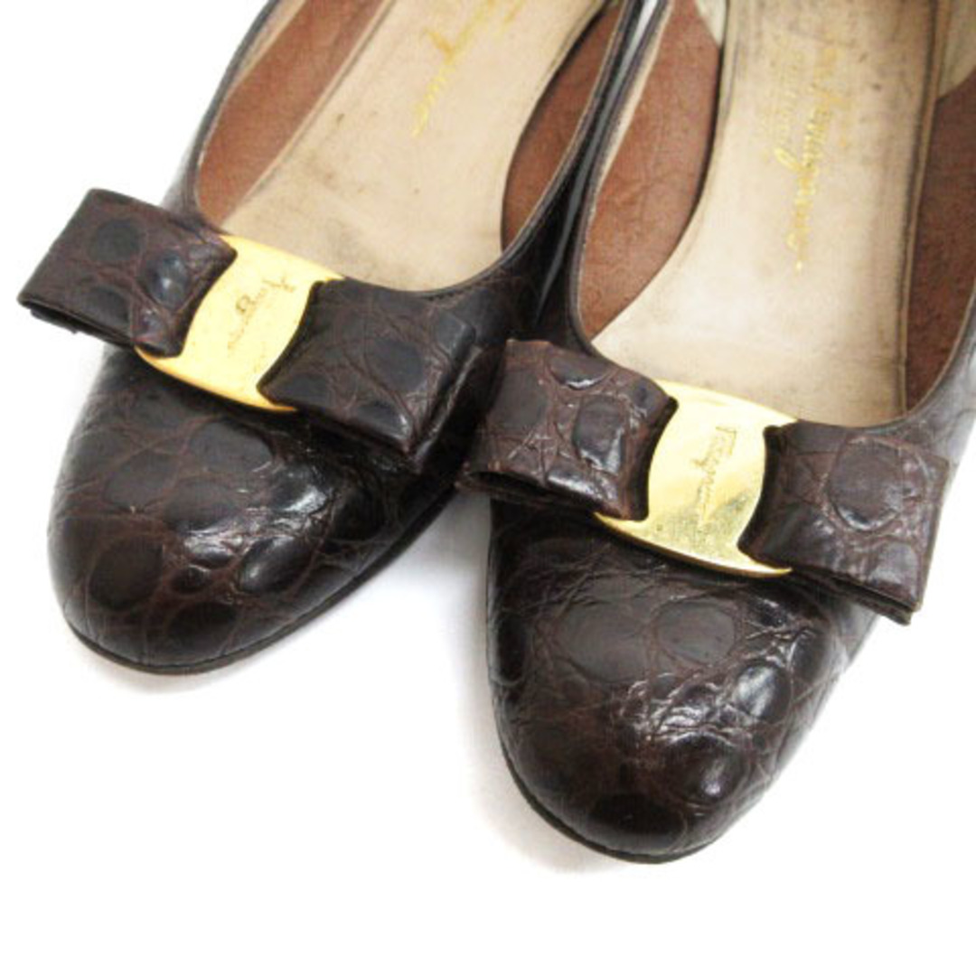 Salvatore Ferragamo(サルヴァトーレフェラガモ)のサルヴァトーレフェラガモ パンプス リボン ラウンドトゥ 7.5 ブラウン レディースの靴/シューズ(ハイヒール/パンプス)の商品写真