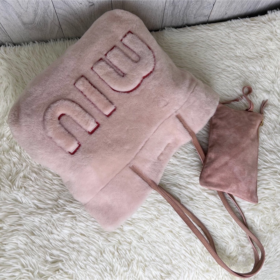MIU MIU - 人気♡ムートン♡デカロゴ♡ポーチ付♡A4可♡ミュウ MIU MIU - 人気♡ムートン♡デカロゴ♡ポーチ付♡A4可♡ミュウ