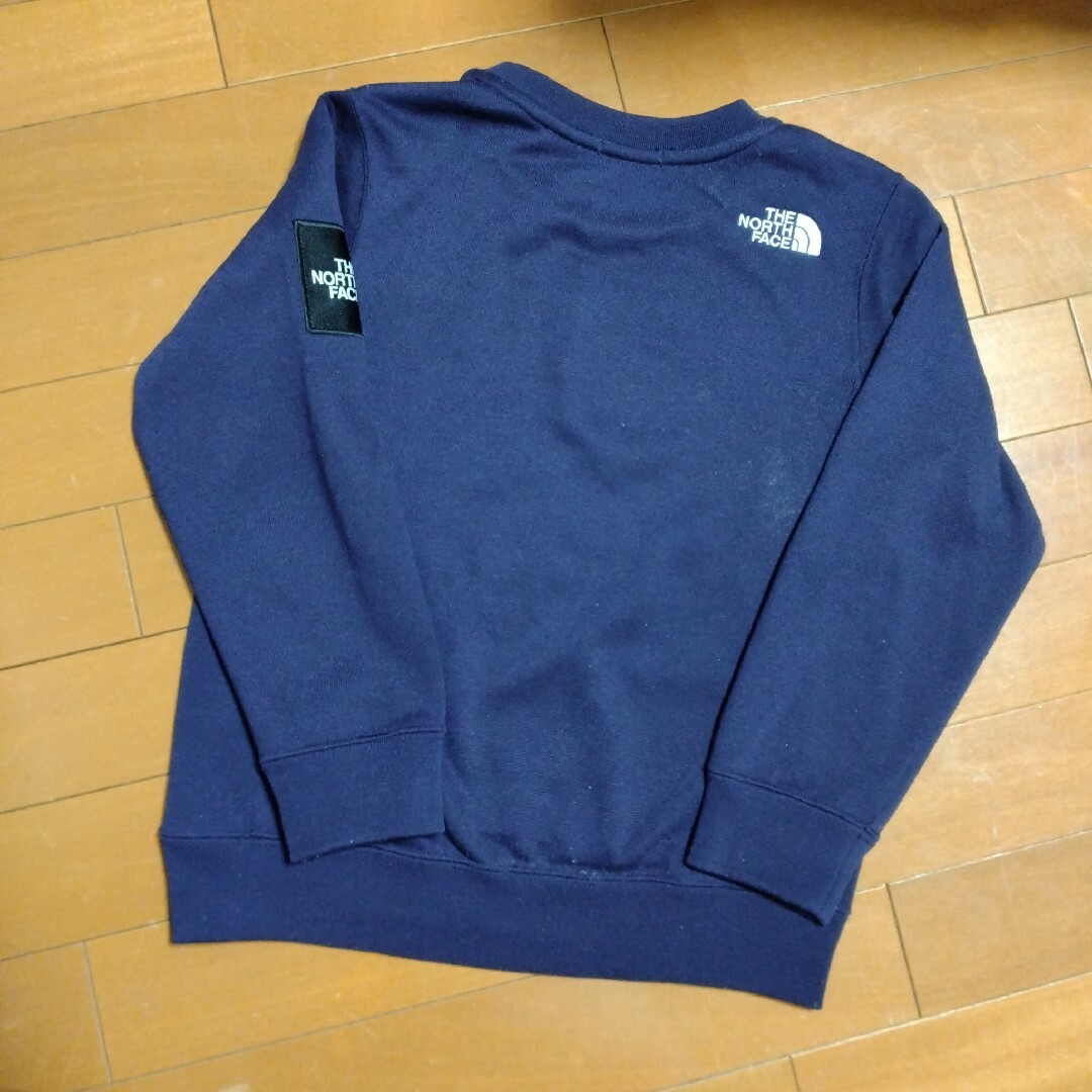 THE NORTH FACE(ザノースフェイス)のノースフェイス☆スモールロゴ　トレーナー　130センチ キッズ/ベビー/マタニティのキッズ服男の子用(90cm~)(Tシャツ/カットソー)の商品写真