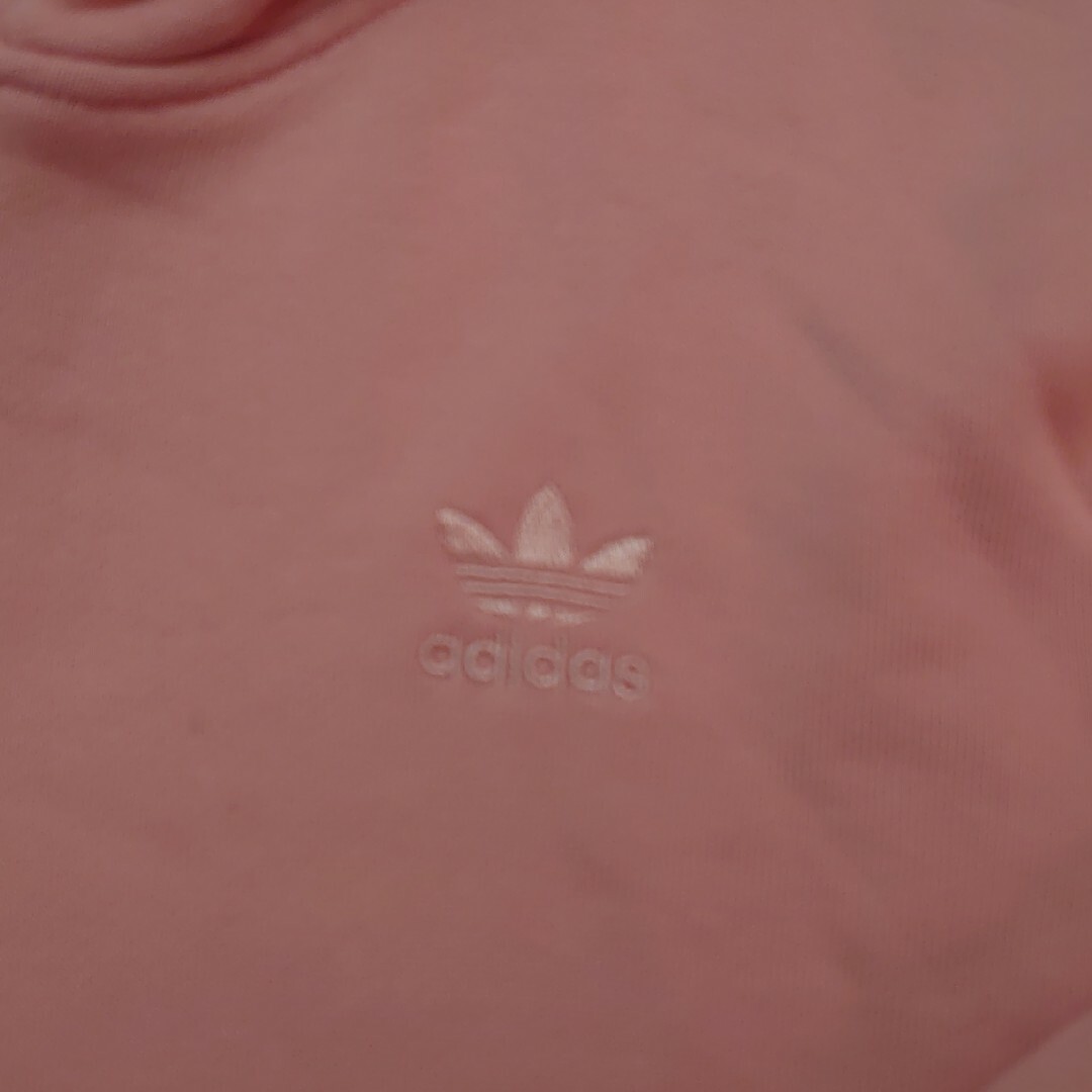 adidas(アディダス)のくすみピンクパーカー レディースのトップス(パーカー)の商品写真