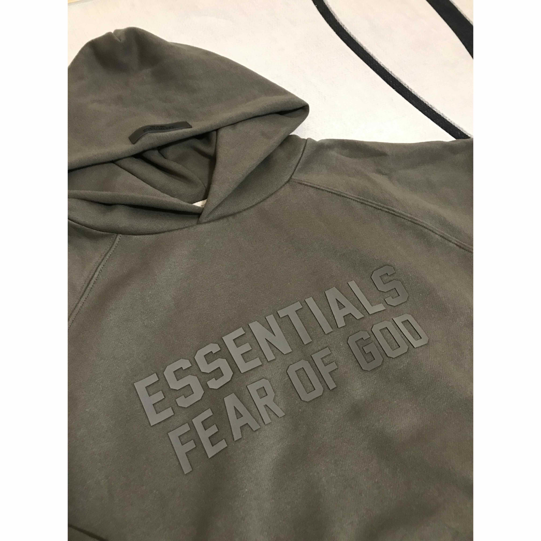 FEAR OF GOD(フィアオブゴッド)の新品未使用FOG ESSENTIALS パーカー ダークブラウン　Mサイズ メンズのトップス(パーカー)の商品写真